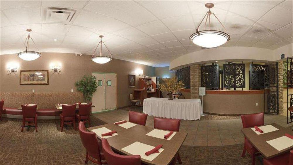Отель Wyndham Garden Wichita Downtown Экстерьер фото