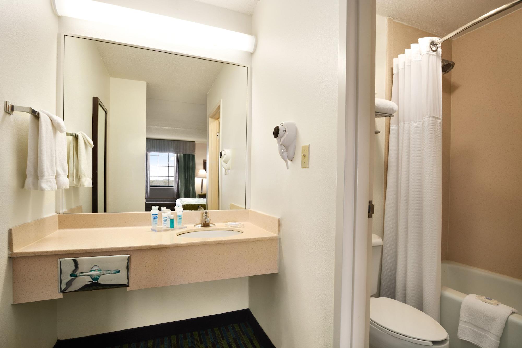 Отель Wyndham Garden Wichita Downtown Экстерьер фото