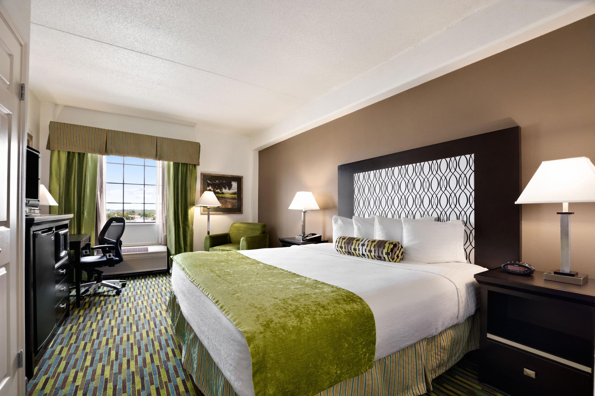 Отель Wyndham Garden Wichita Downtown Экстерьер фото