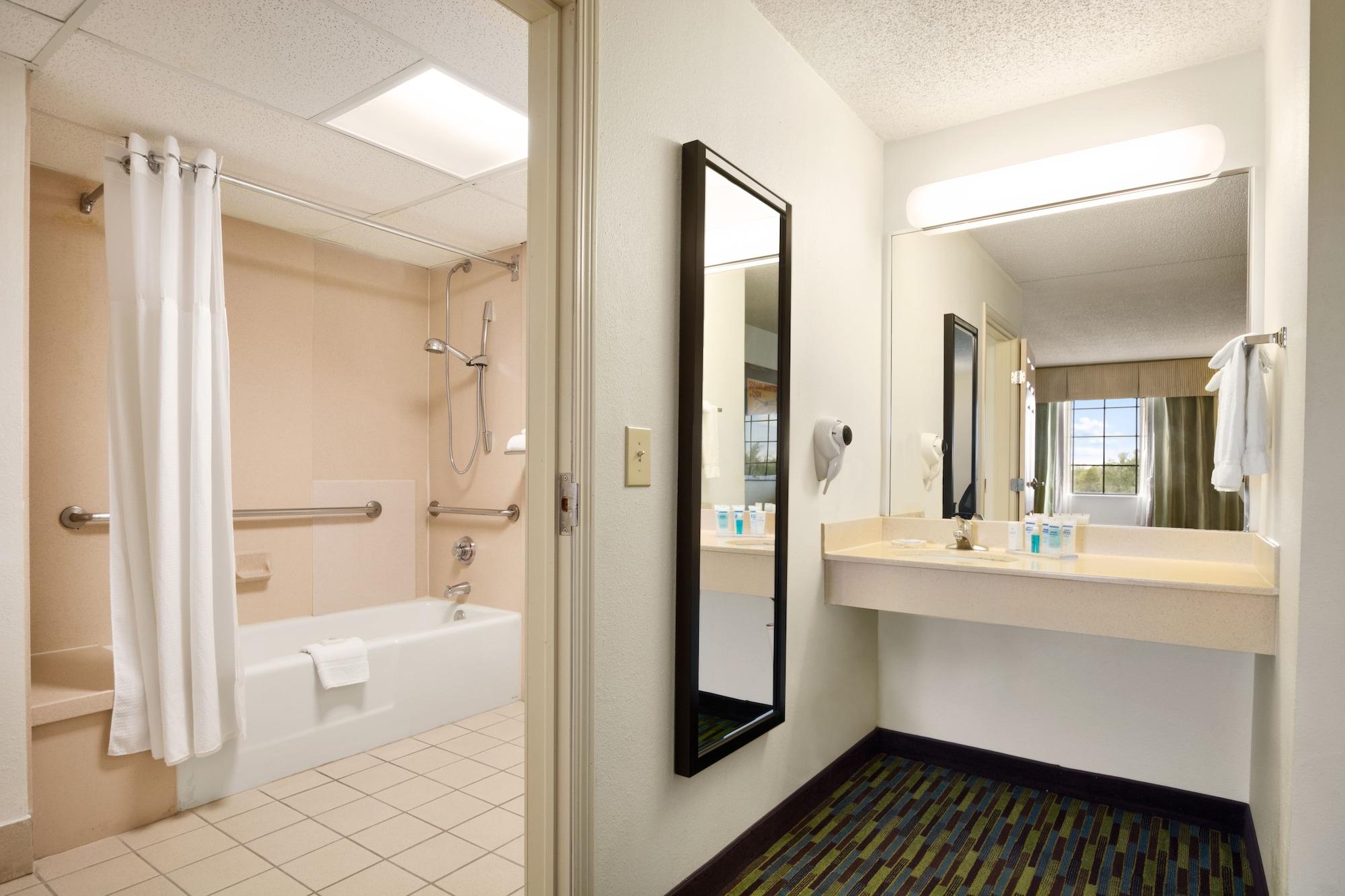 Отель Wyndham Garden Wichita Downtown Экстерьер фото