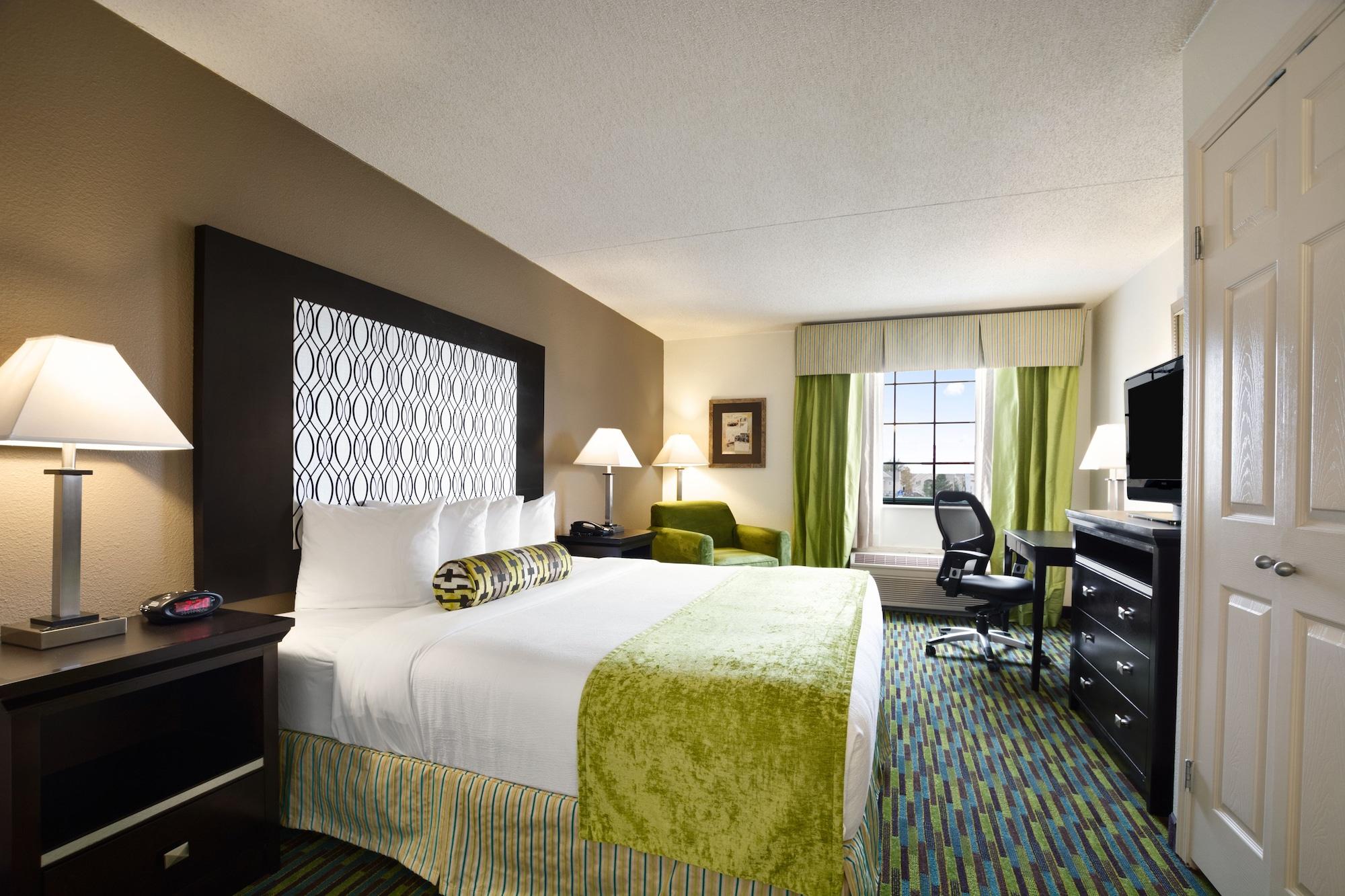 Отель Wyndham Garden Wichita Downtown Экстерьер фото