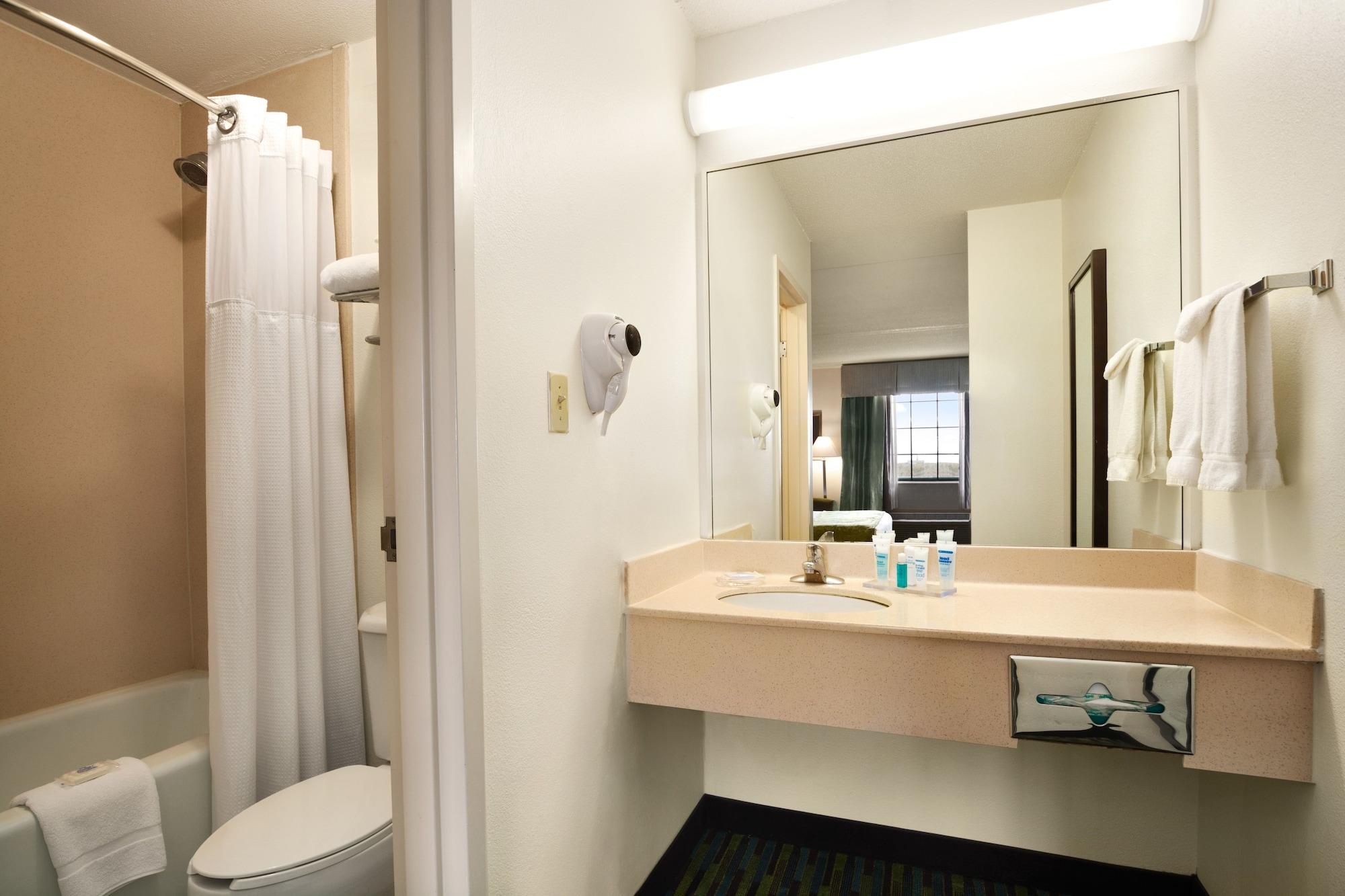 Отель Wyndham Garden Wichita Downtown Экстерьер фото