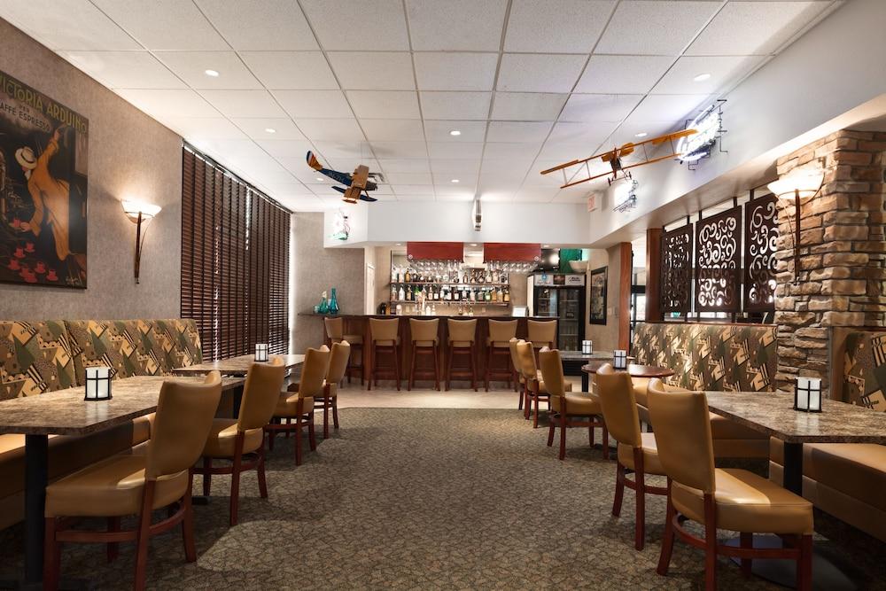 Отель Wyndham Garden Wichita Downtown Экстерьер фото