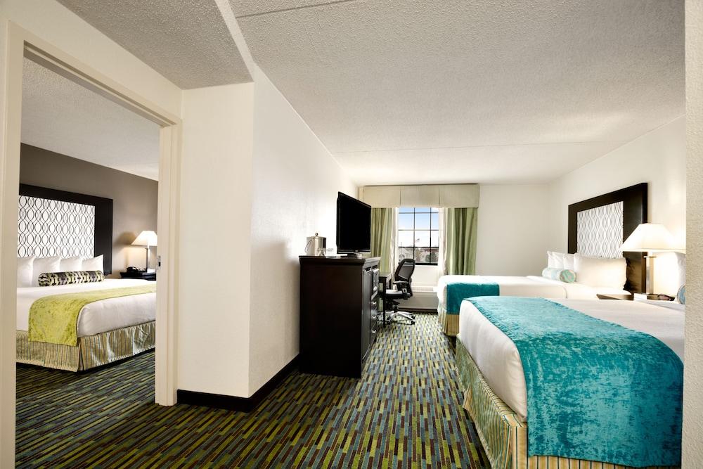 Отель Wyndham Garden Wichita Downtown Экстерьер фото