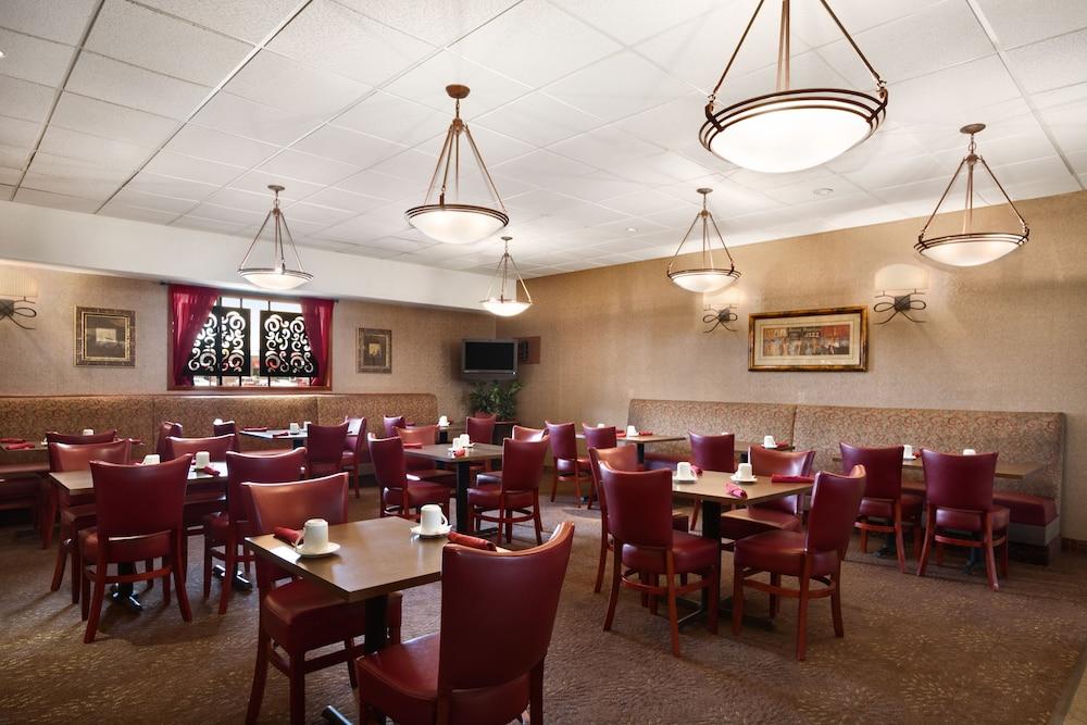 Отель Wyndham Garden Wichita Downtown Экстерьер фото