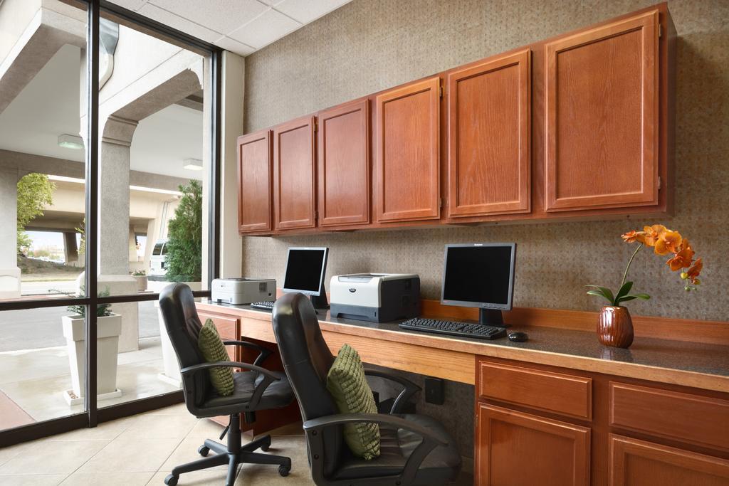 Отель Wyndham Garden Wichita Downtown Экстерьер фото