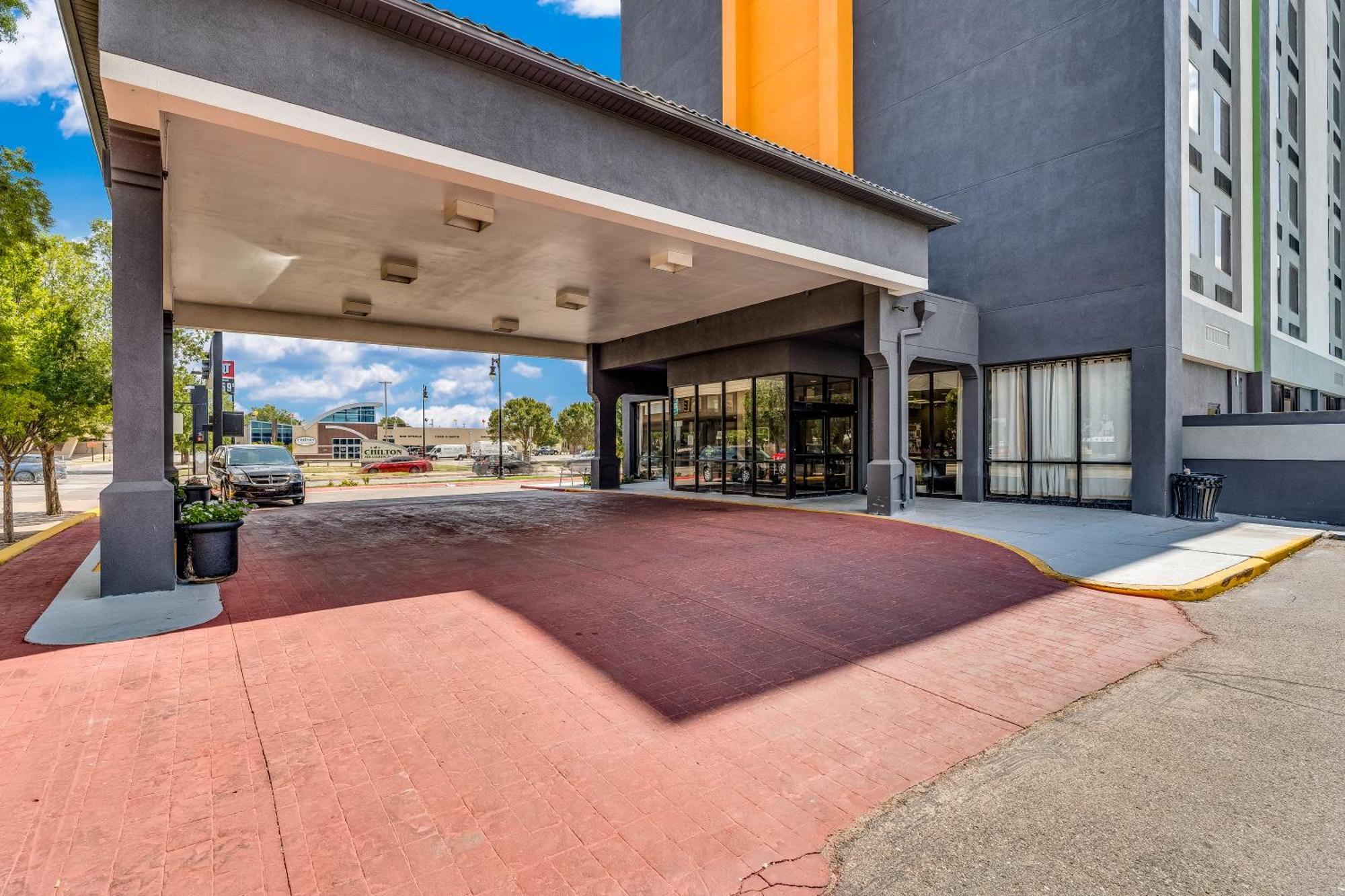 Отель Wyndham Garden Wichita Downtown Экстерьер фото
