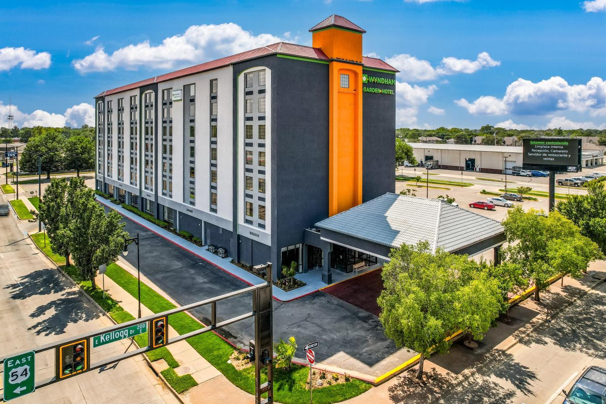 Отель Wyndham Garden Wichita Downtown Экстерьер фото