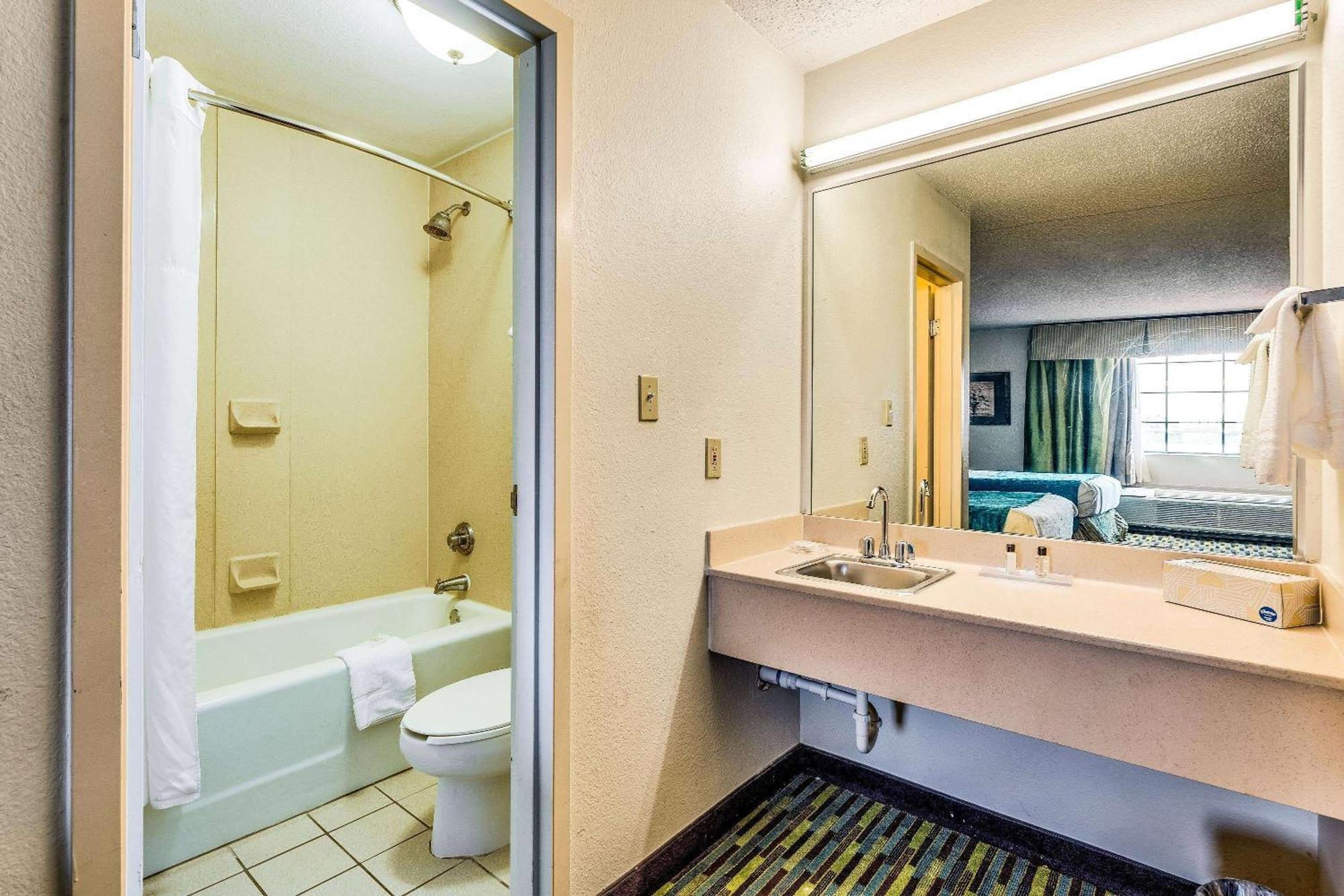 Отель Wyndham Garden Wichita Downtown Экстерьер фото