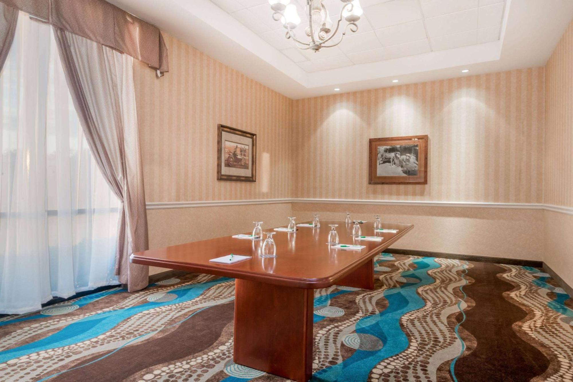 Отель Wyndham Garden Wichita Downtown Экстерьер фото