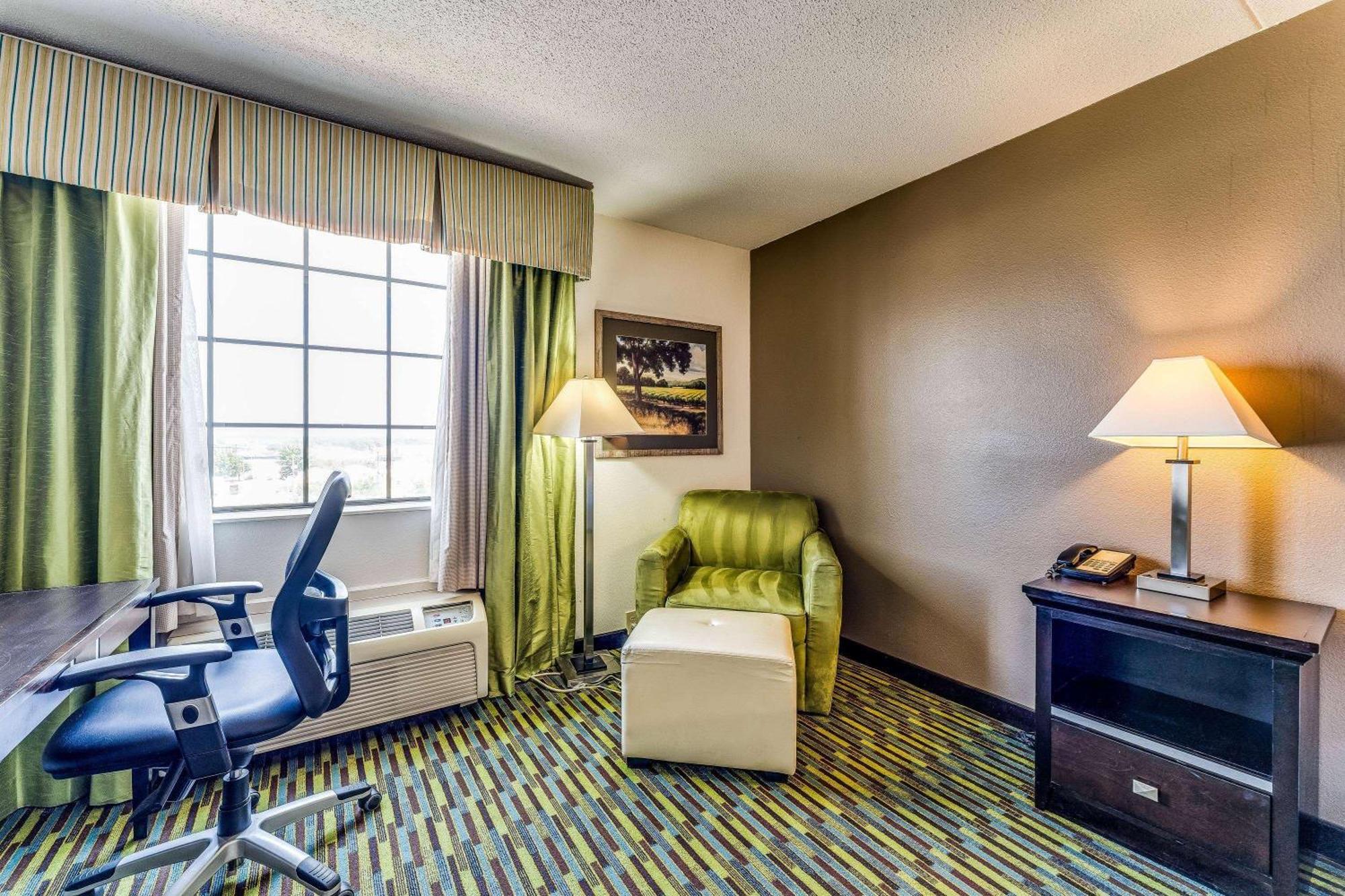 Отель Wyndham Garden Wichita Downtown Экстерьер фото