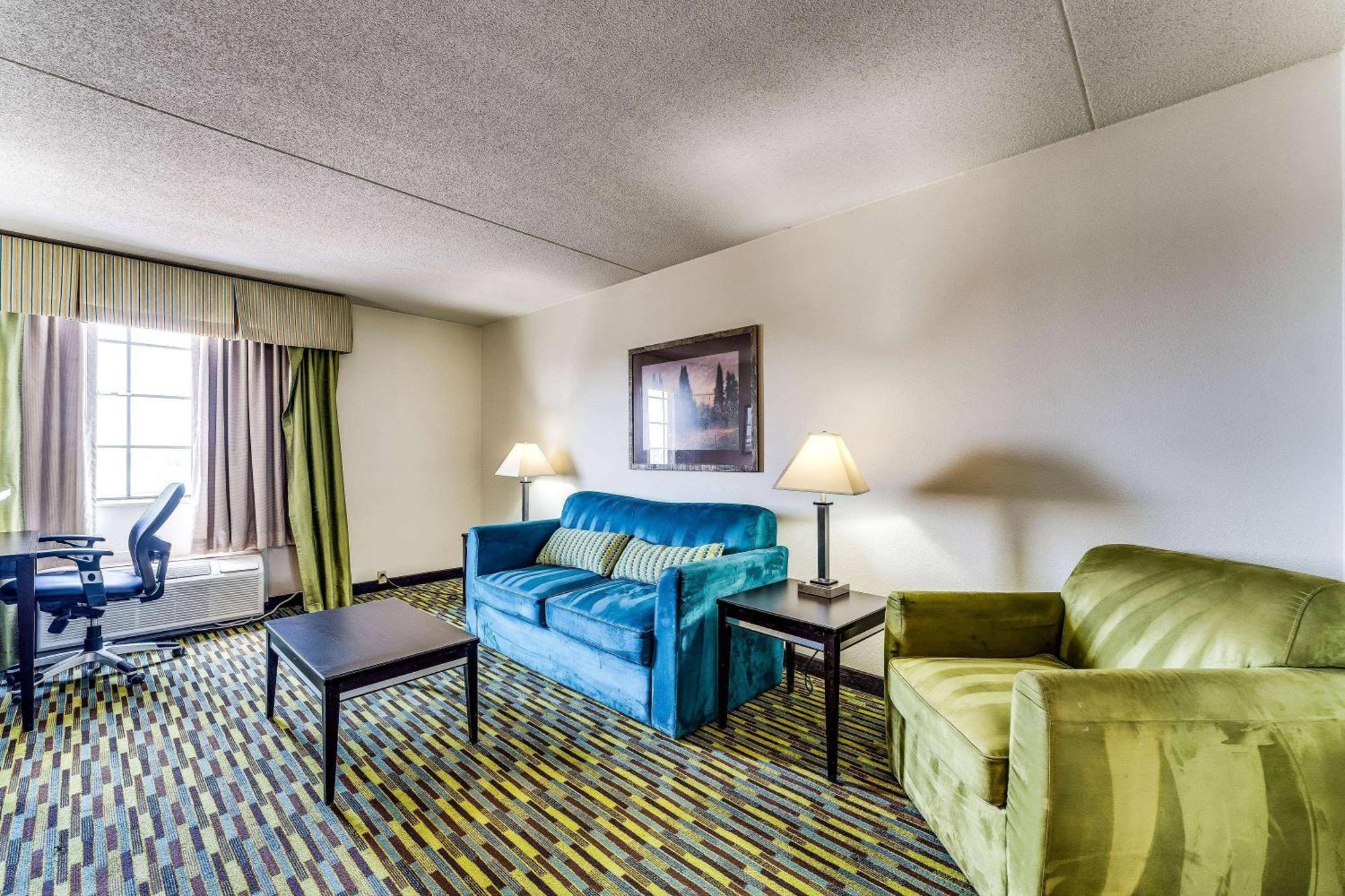 Отель Wyndham Garden Wichita Downtown Экстерьер фото
