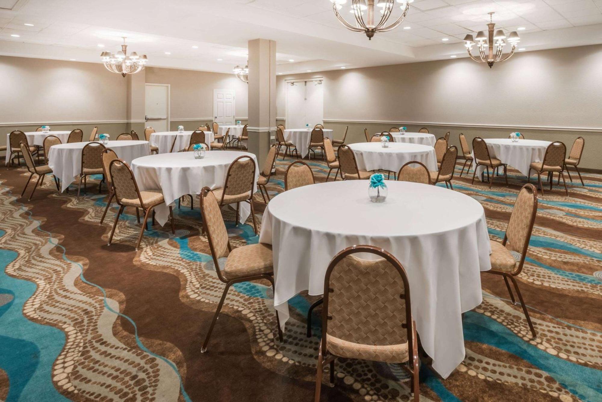 Отель Wyndham Garden Wichita Downtown Экстерьер фото