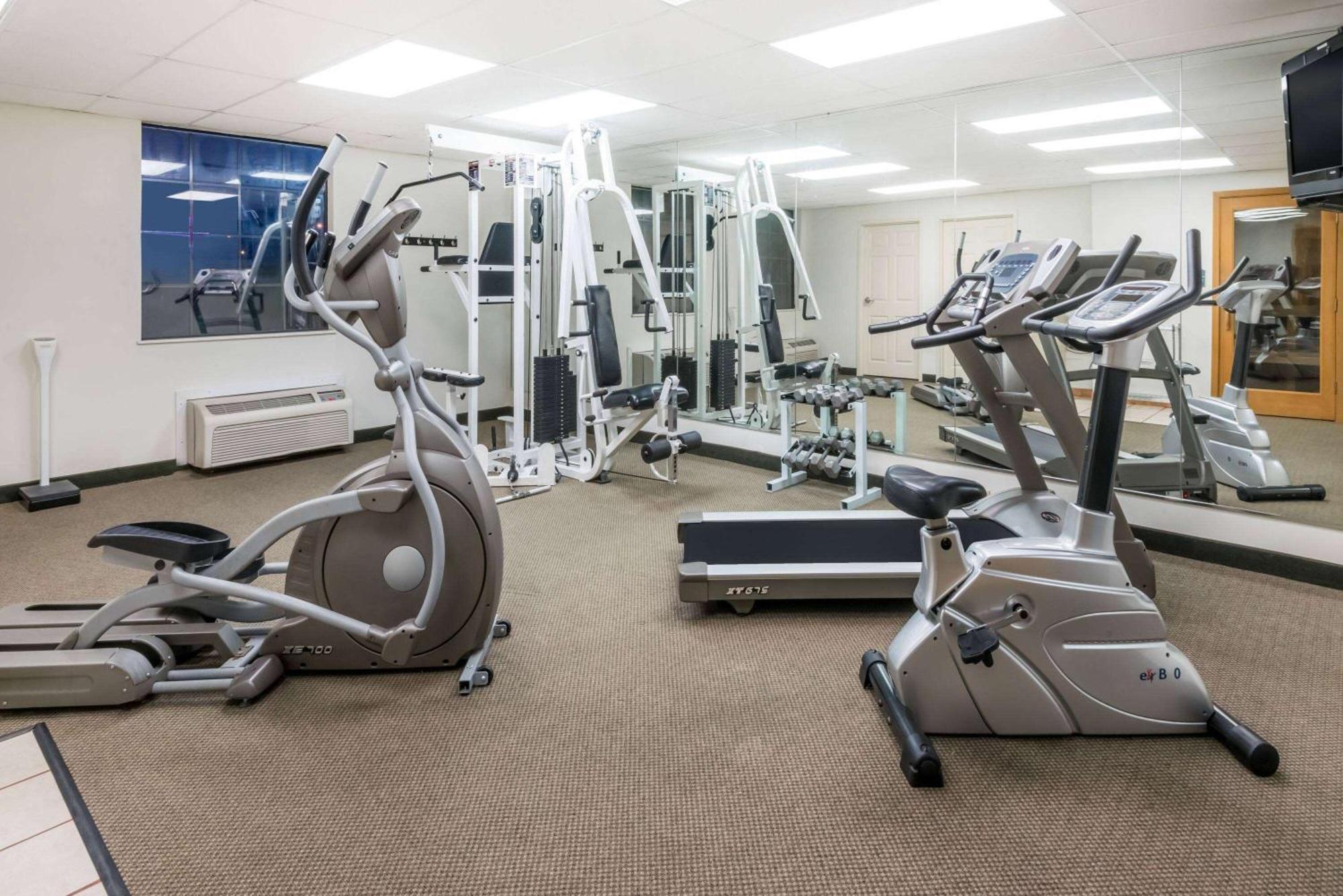 Отель Wyndham Garden Wichita Downtown Экстерьер фото