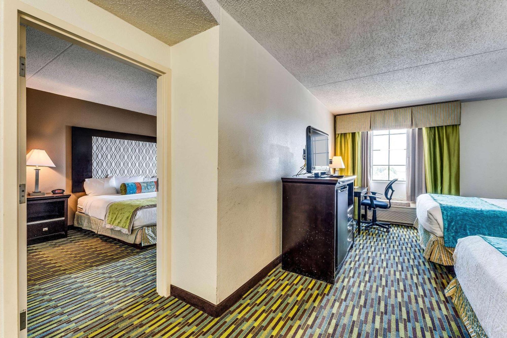 Отель Wyndham Garden Wichita Downtown Экстерьер фото