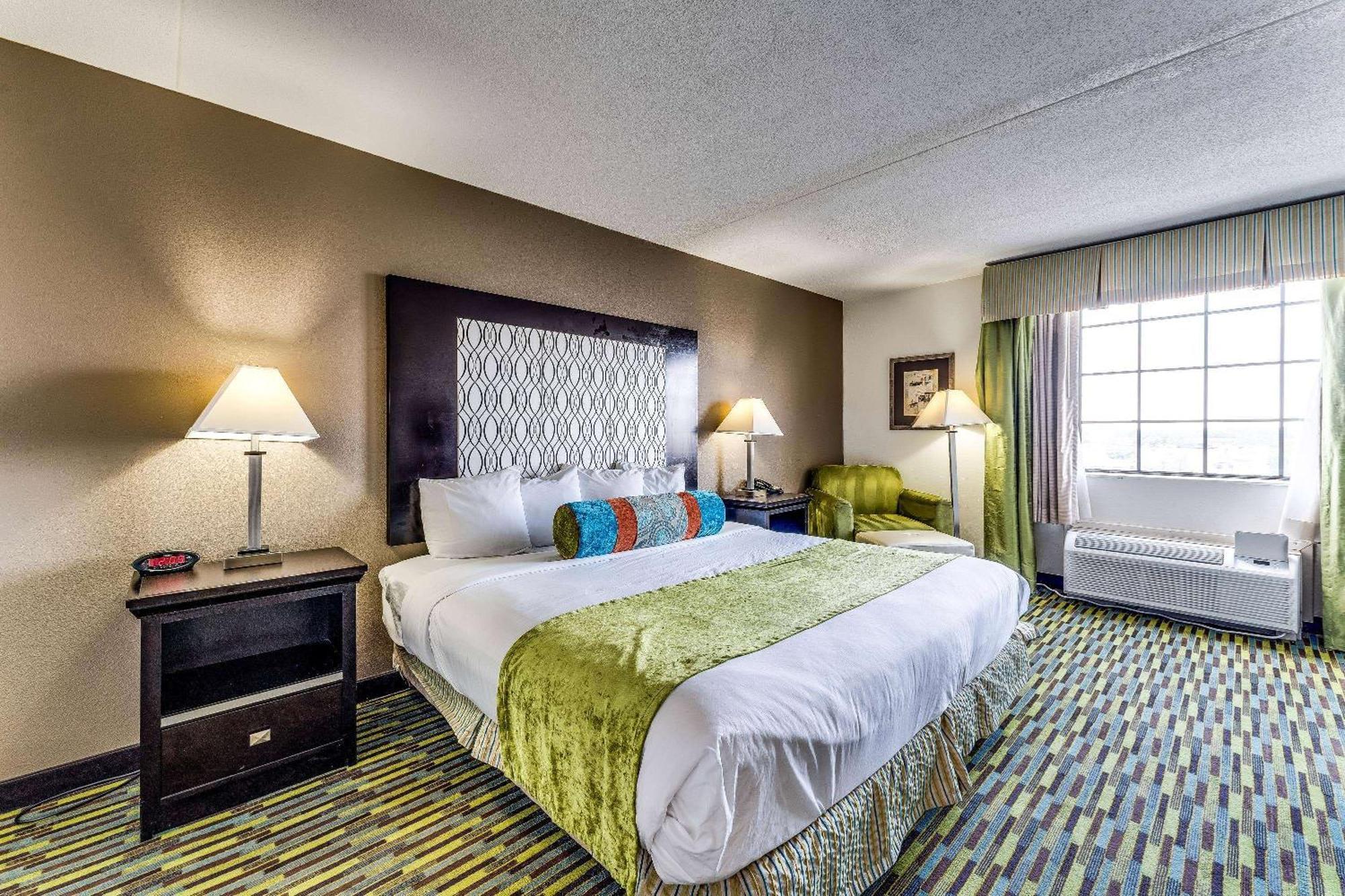 Отель Wyndham Garden Wichita Downtown Экстерьер фото