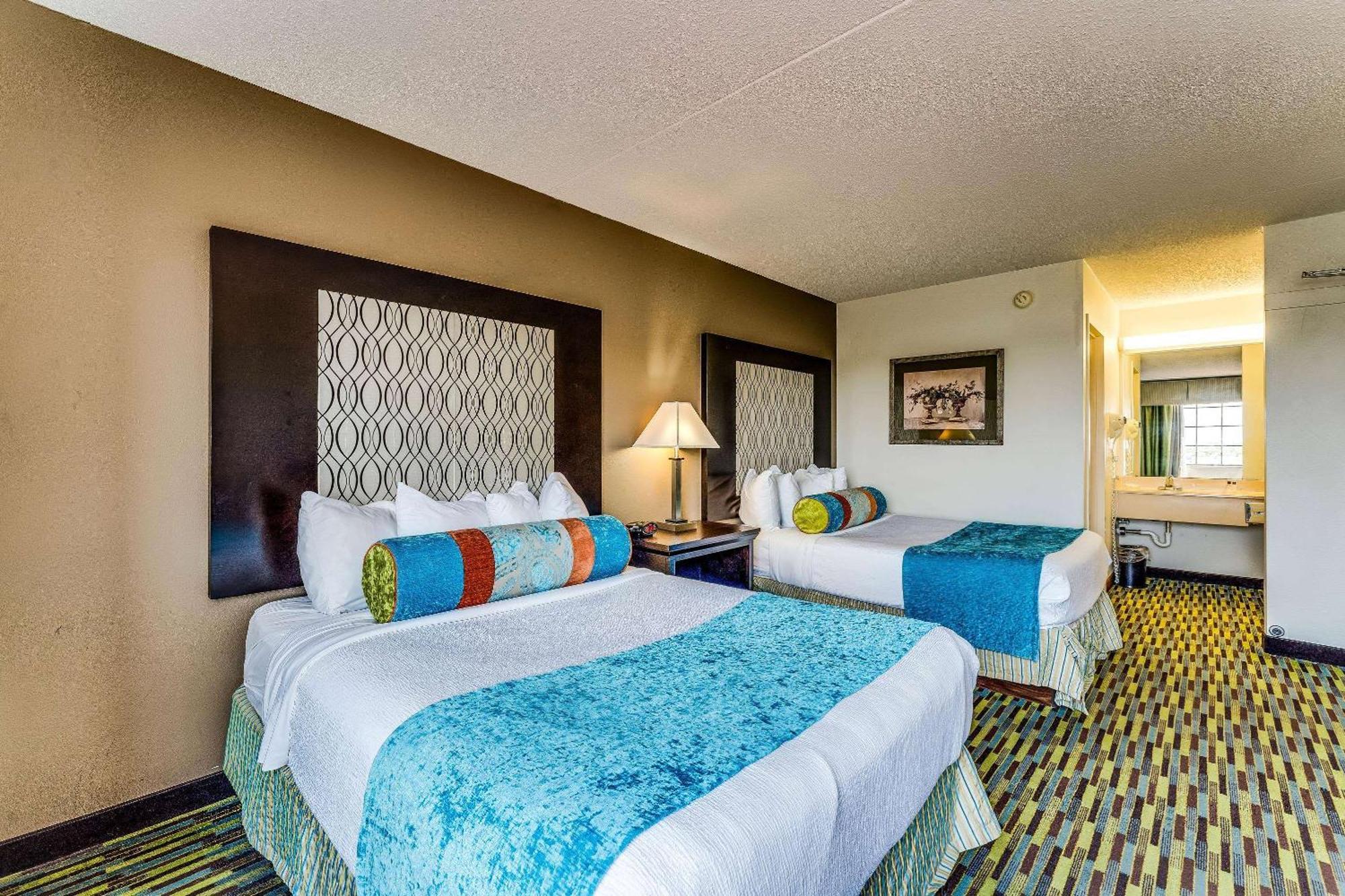 Отель Wyndham Garden Wichita Downtown Экстерьер фото