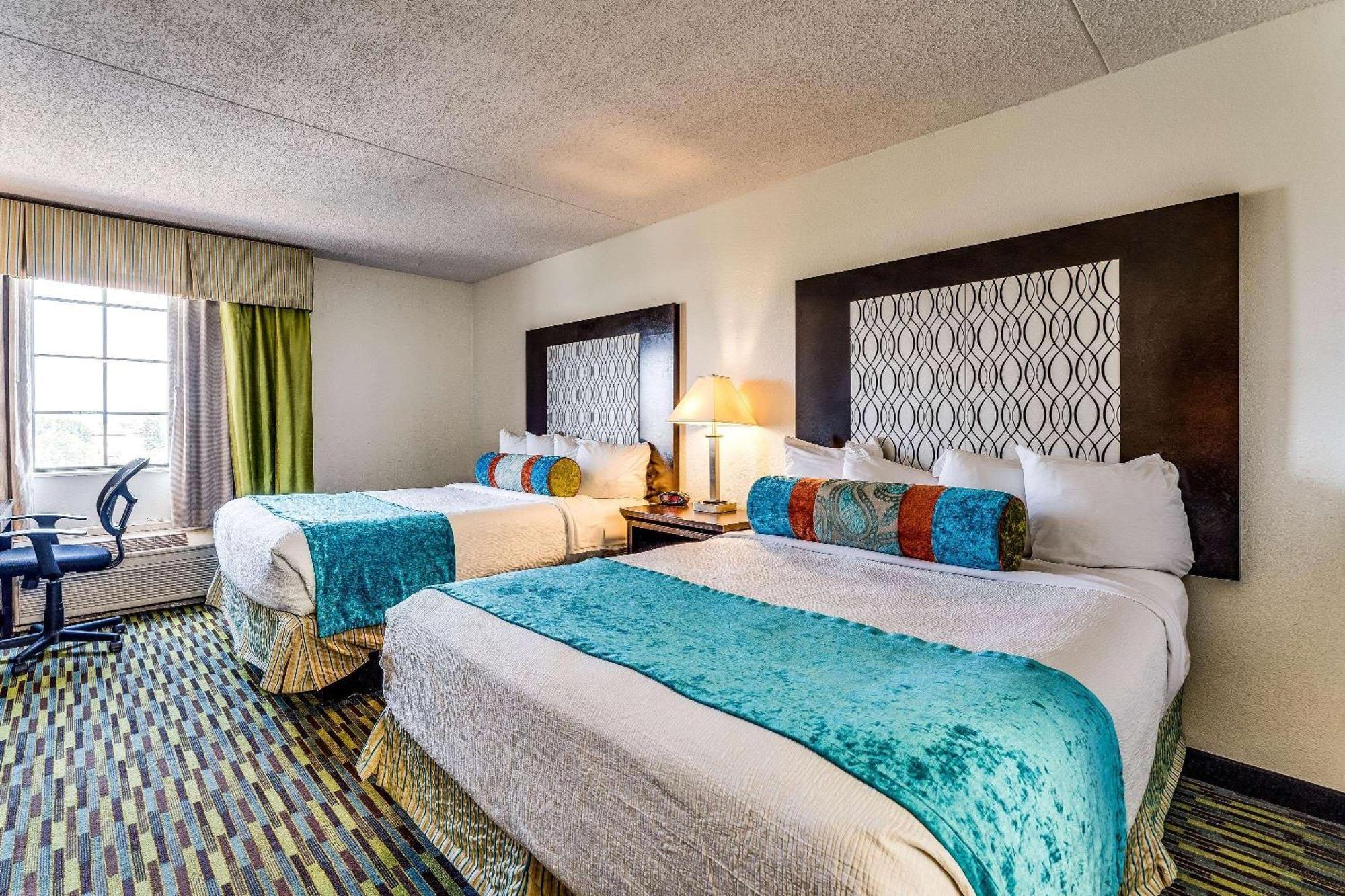 Отель Wyndham Garden Wichita Downtown Экстерьер фото