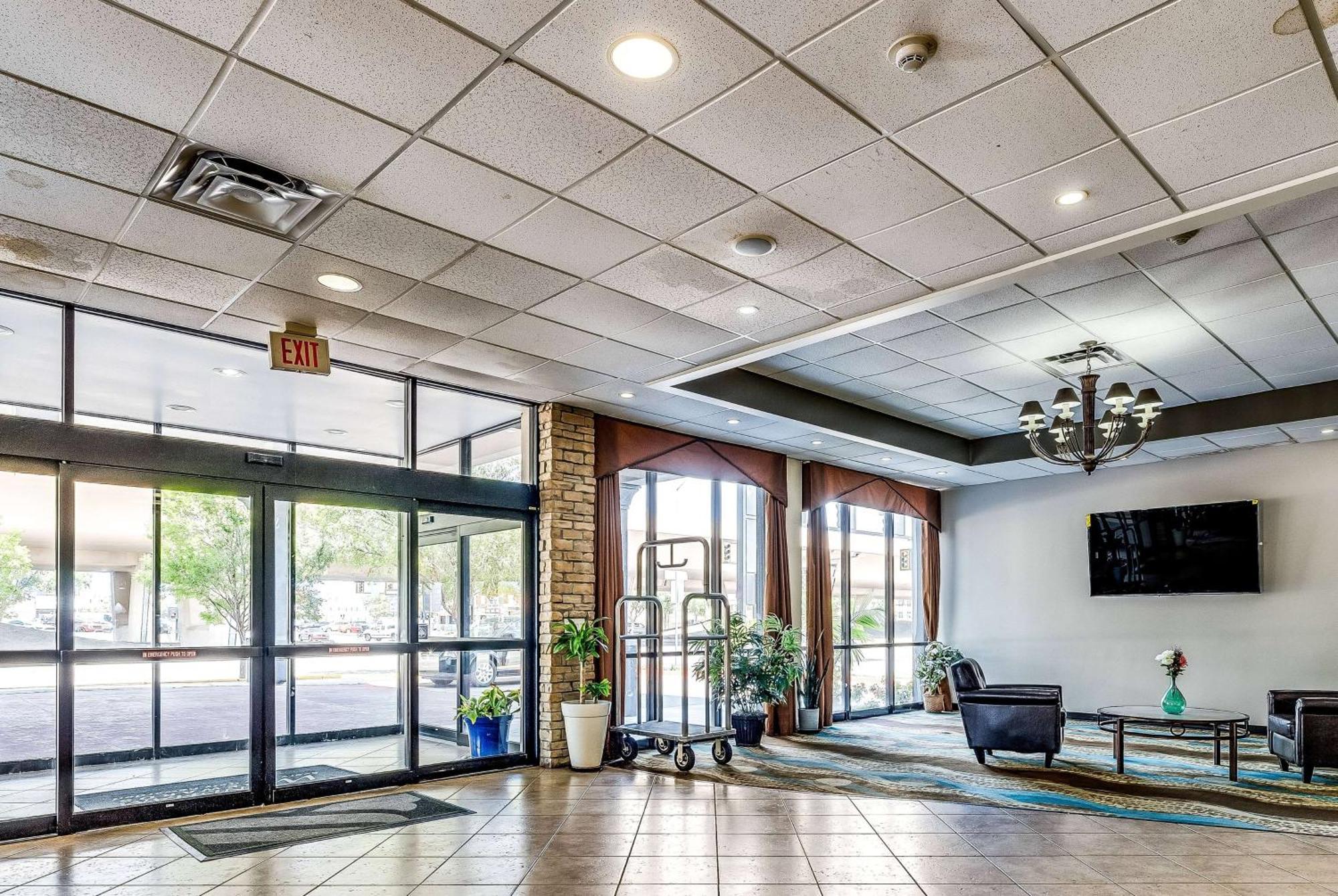 Отель Wyndham Garden Wichita Downtown Экстерьер фото