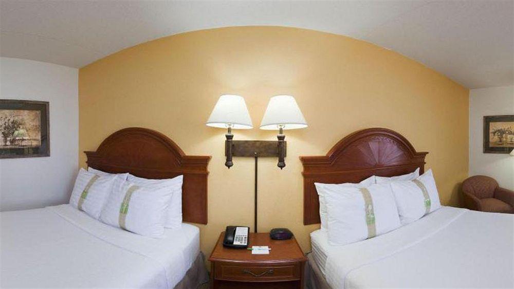 Отель Wyndham Garden Wichita Downtown Экстерьер фото