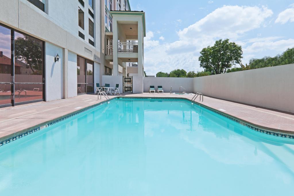 Отель Wyndham Garden Wichita Downtown Экстерьер фото