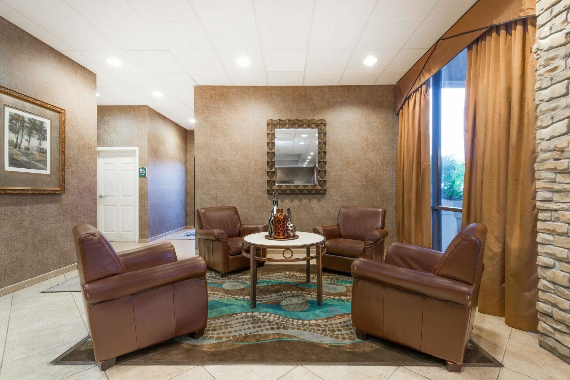 Отель Wyndham Garden Wichita Downtown Экстерьер фото