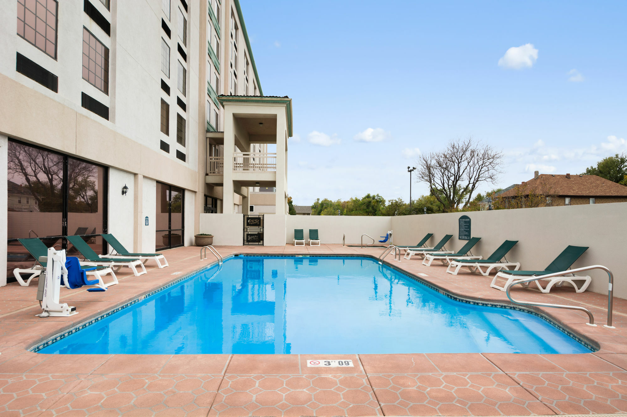 Отель Wyndham Garden Wichita Downtown Экстерьер фото