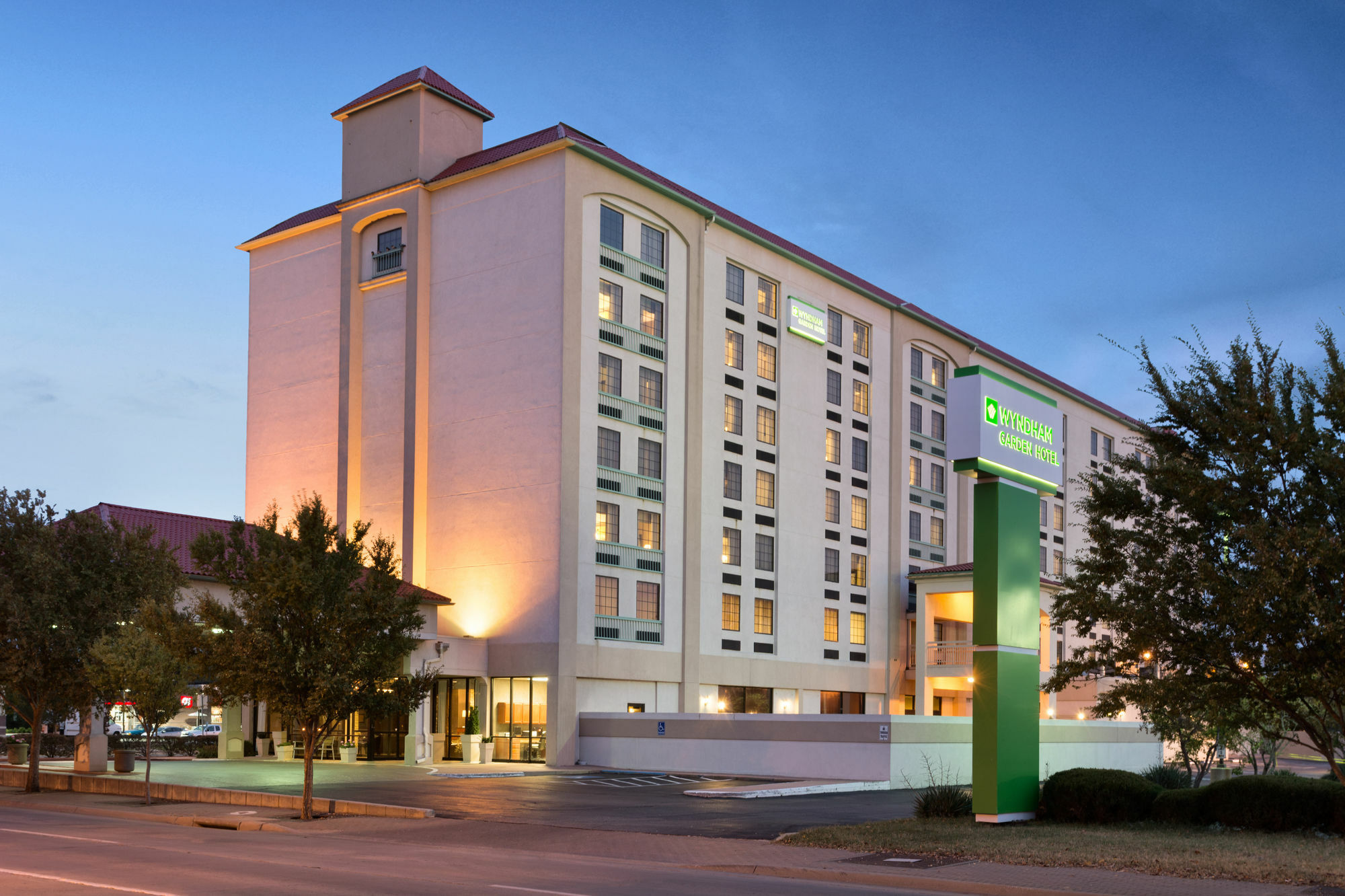 Отель Wyndham Garden Wichita Downtown Экстерьер фото