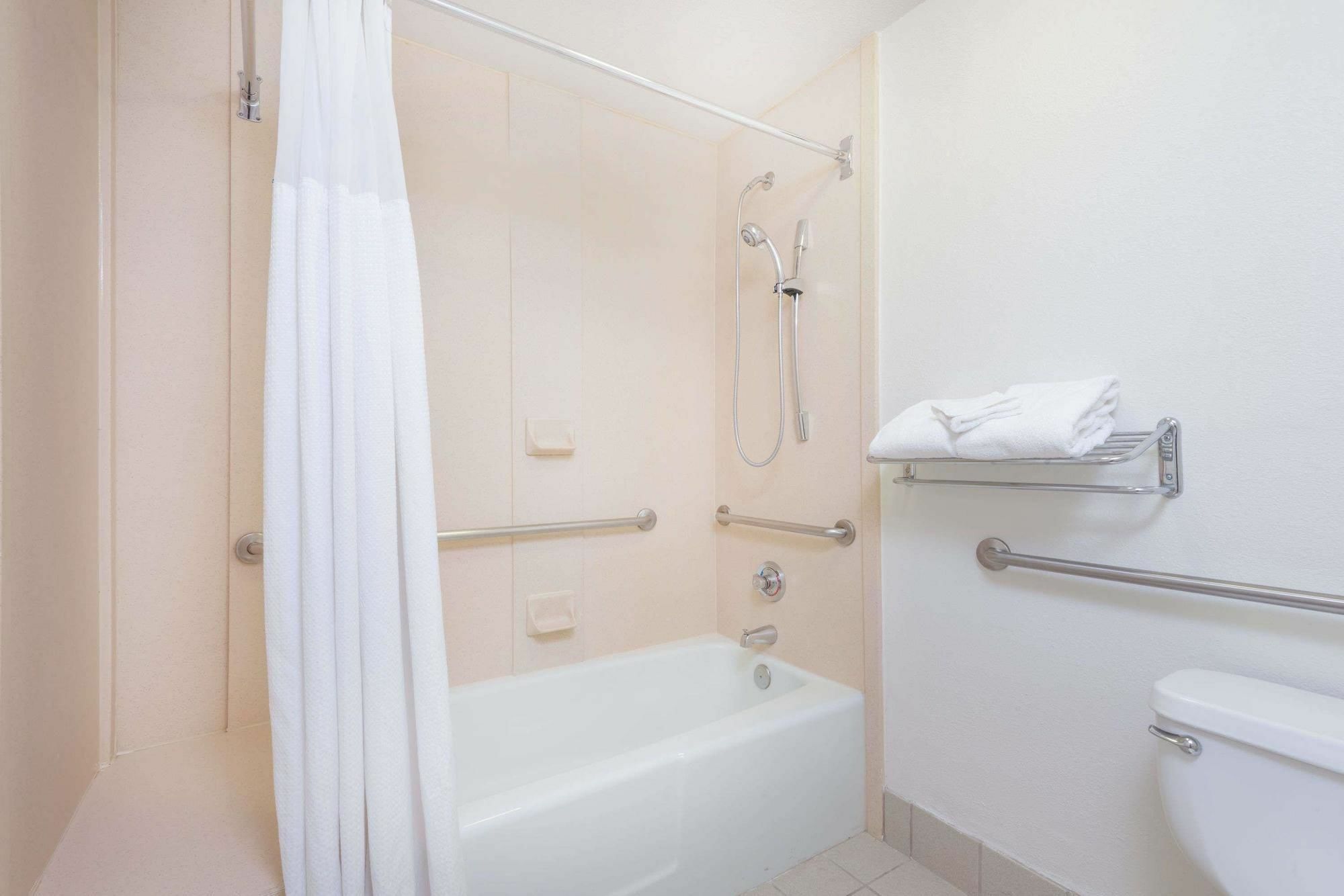 Отель Wyndham Garden Wichita Downtown Экстерьер фото