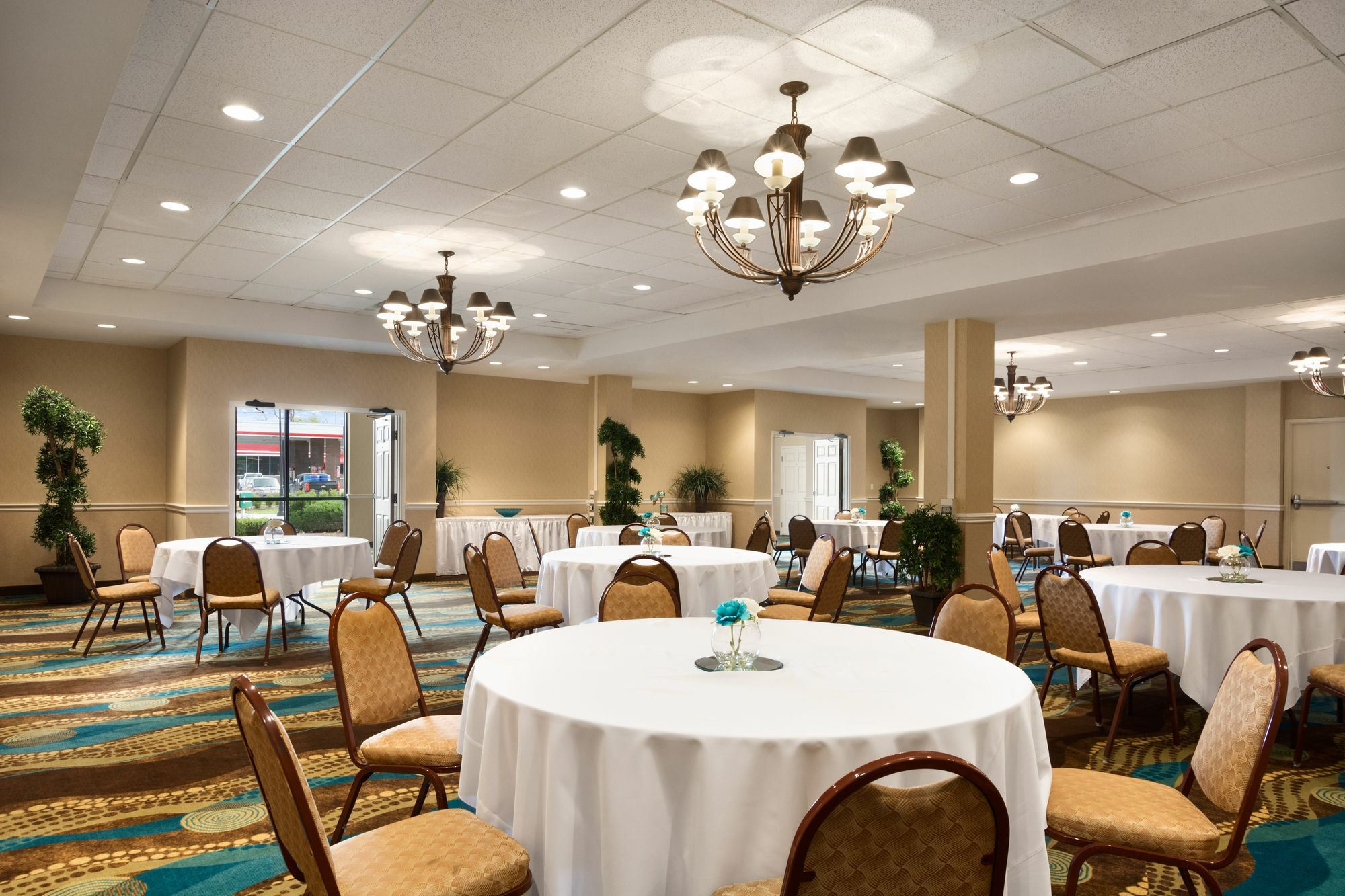 Отель Wyndham Garden Wichita Downtown Экстерьер фото