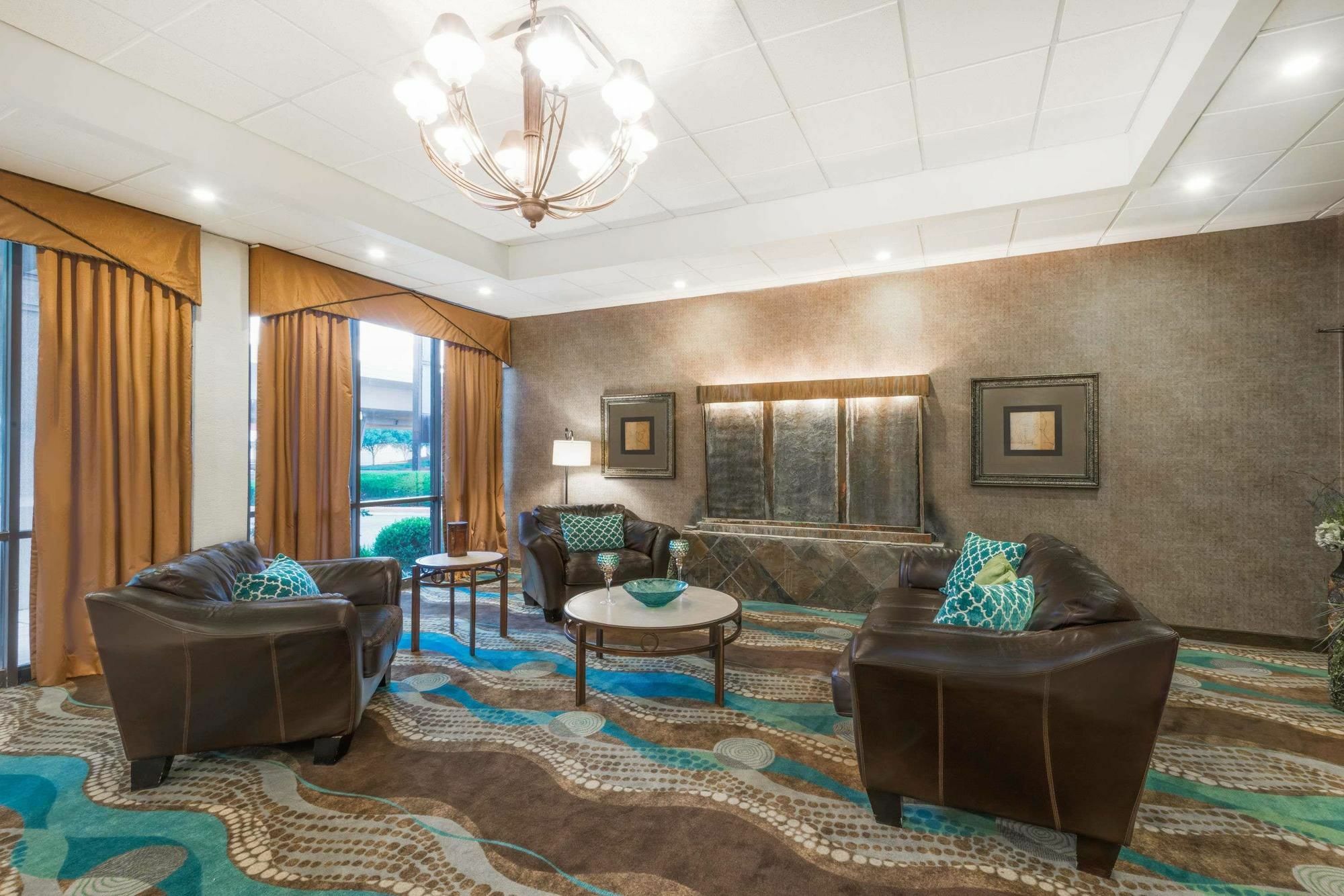 Отель Wyndham Garden Wichita Downtown Экстерьер фото